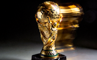 世界杯奖杯大力神杯在灯光下闪耀的特写照片